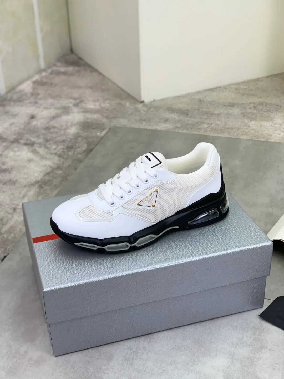 Men's men's shoes 💰P660 💰[New model] The top version is now available on the official website, 🆘 Air-cushion shock-absorbing thick-soled trendy brand (Prada) is the main popular model, avant-garde and versatile fashionable men's shoes, private version mold opening, cowhide surface splicing 1:1.. Simple fashion, original imported cowhide feet; the atmosphere and personality are more fashionable, eye-catching and pursuing class. It will subvert the old idea and be a must-have for fashion trendsetters with you! Must keep it for yourself ! Tall and comfortable, large and low, high-end quality workmanship. Code number: 38-45; 4 colors available.